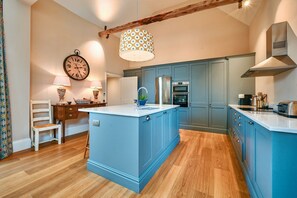 ثلاجة، ميكروويف، فرن، غسالة أطباق