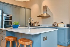 Jääkaappi, mikroaaltouuni, uuni, astianpesukone