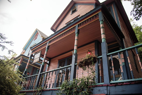 Miss Scarlet 3-bedroom cottage in Historic downtown Hot Springs