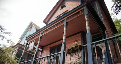 Miss Scarlet 3-bedroom cottage in Historic downtown Hot Springs