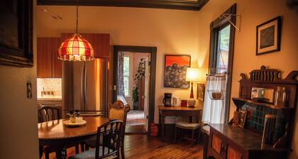 Miss Scarlet 3-bedroom cottage in Historic downtown Hot Springs