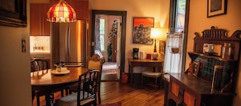 Miss Scarlet 3-bedroom cottage in Historic downtown Hot Springs