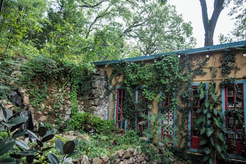 Miss Scarlet 3-bedroom cottage in Historic downtown Hot Springs