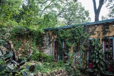 Miss Scarlet 3-bedroom cottage in Historic downtown Hot Springs