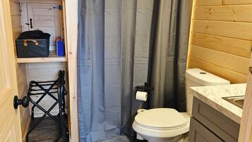 Haartrockner, Handtücher, Seife, Toilettenpapier