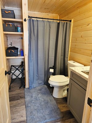 Haartrockner, Handtücher, Seife, Toilettenpapier