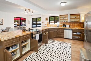 冷蔵庫、電子レンジ、オーブン、コンロ