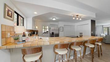 Geladeira, micro-ondas, fogão, cooktop