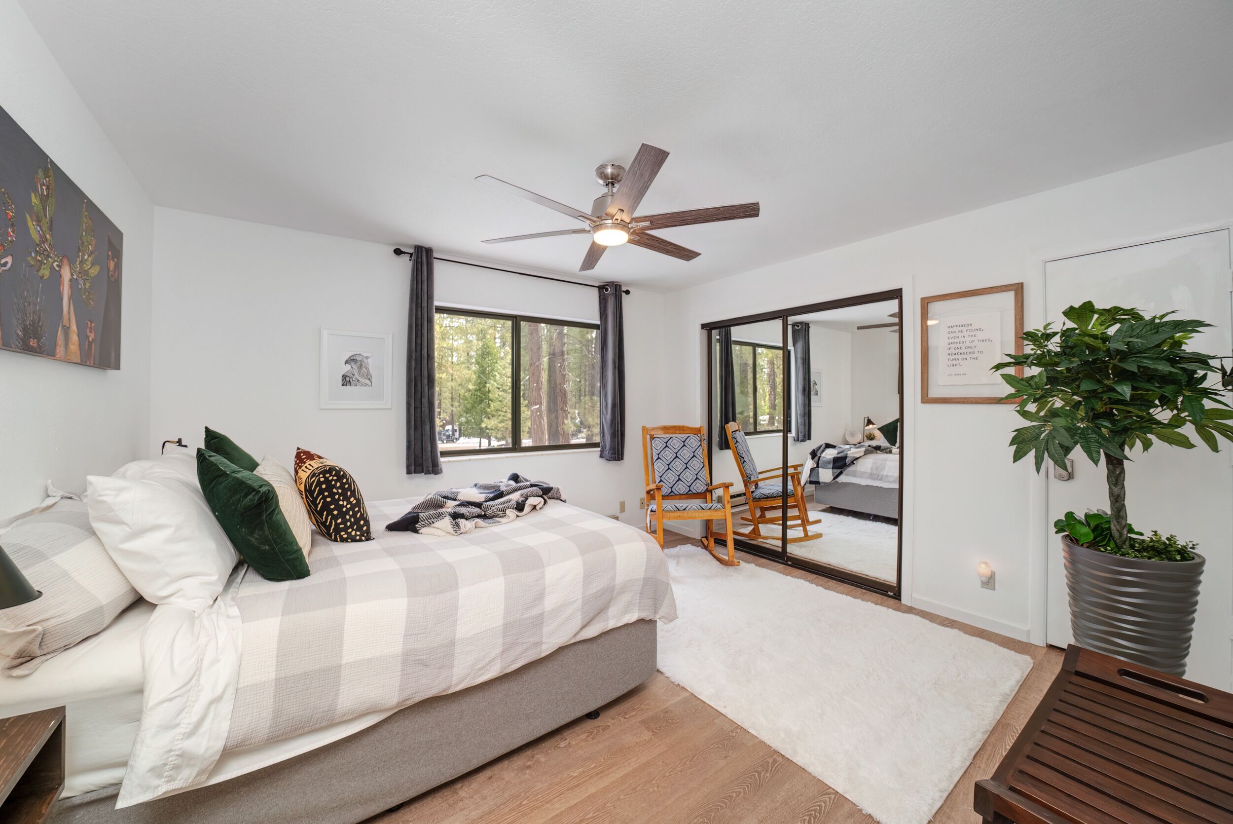 Tabla de planchar con plancha, wifi y ropa de cama 