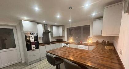 Large 4 bedroom Family let, Contractor, Corporate