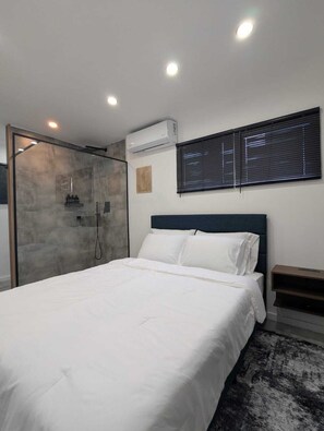 Iron/ironing board, WiFi, bed sheets - Modern Cottage with Pool in Cedar Valley (Cedar Valley)