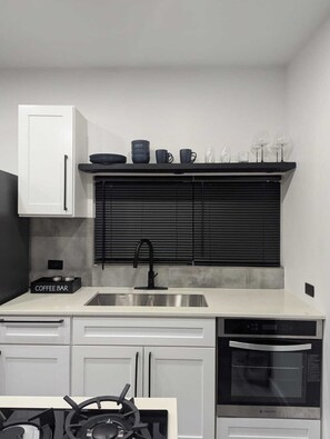 Private kitchen - Modern Cottage with Pool in Cedar Valley (Cedar Valley)
