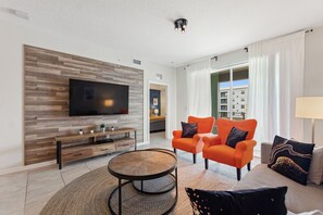 TV - CONDO 2BR/2BA -FREE Water Park Access, MINUTES to Theme Parks, FREE parking (Kissimmee)
