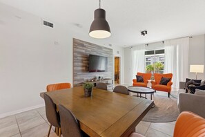 Interior - CONDO 2BR/2BA -FREE Water Park Access, MINUTES to Theme Parks, FREE parking (Kissimmee)