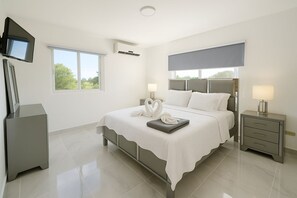 3 habitaciones, tabla de planchar con plancha, internet y ropa de cama