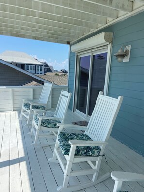 Terrace/patio - Family friendly oceanfront townhome only steps to the ocean    (Atlantic Beach)