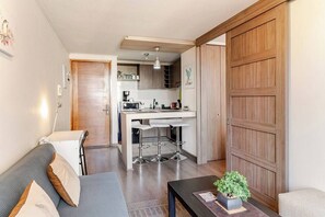 Smart TV, libros y estéreo 