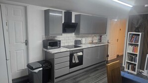 Private kitchen - River View Flat, 5 minutes Drive to Bluewater and Greenhithe Station (Greenhithe)