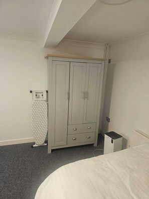 1 slaapkamer, een strijkplank/strijkijzer, wifi, beddengoed