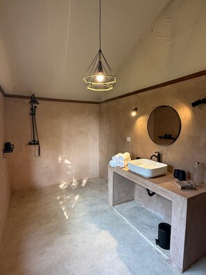 Secadora de cabello, bidet, toallas, jabón 