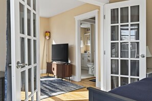 2 quartos, ferros/tábuas de passar roupa, Wi-Fi, roupa de cama