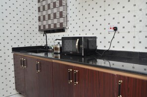 ตู้เย็นเล็ก, ไมโครเวฟ, เตาอบ, เตาประกอบอาหาร