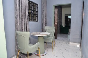 ดีลักซ์อพาร์ทเมนท์, วิวสระว่ายน้ำ | บริเวณนั่งเล่น