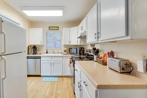 Fridge, microwave, stovetop, dishwasher - 10 Mi to GSMNP: Scenic Lake in the Sky Retreat! (Tallassee)