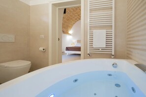 Dusche, Whirlpool, Haartrockner, Bidet