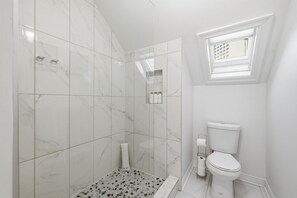 Chuveiro, secador de cabelo, toalhas de banho 