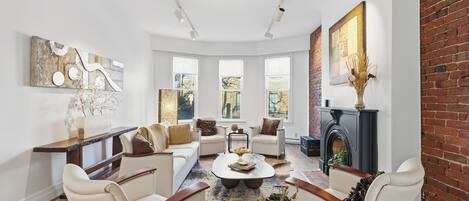 Tv, böcker och kontor