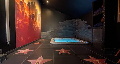 La Suite d'Exception: Cinéma Privé & Spa de Rêve" (The Exceptional Suite: Private Cinema & Dream Spa)