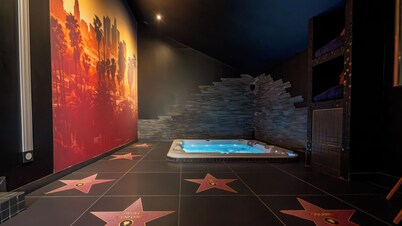 La Suite d'Exception: Cinéma Privé & Spa de Rêve" (The Exceptional Suite: Private Cinema & Dream Spa)