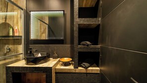 Douche, serviettes fournies, savon, shampoing