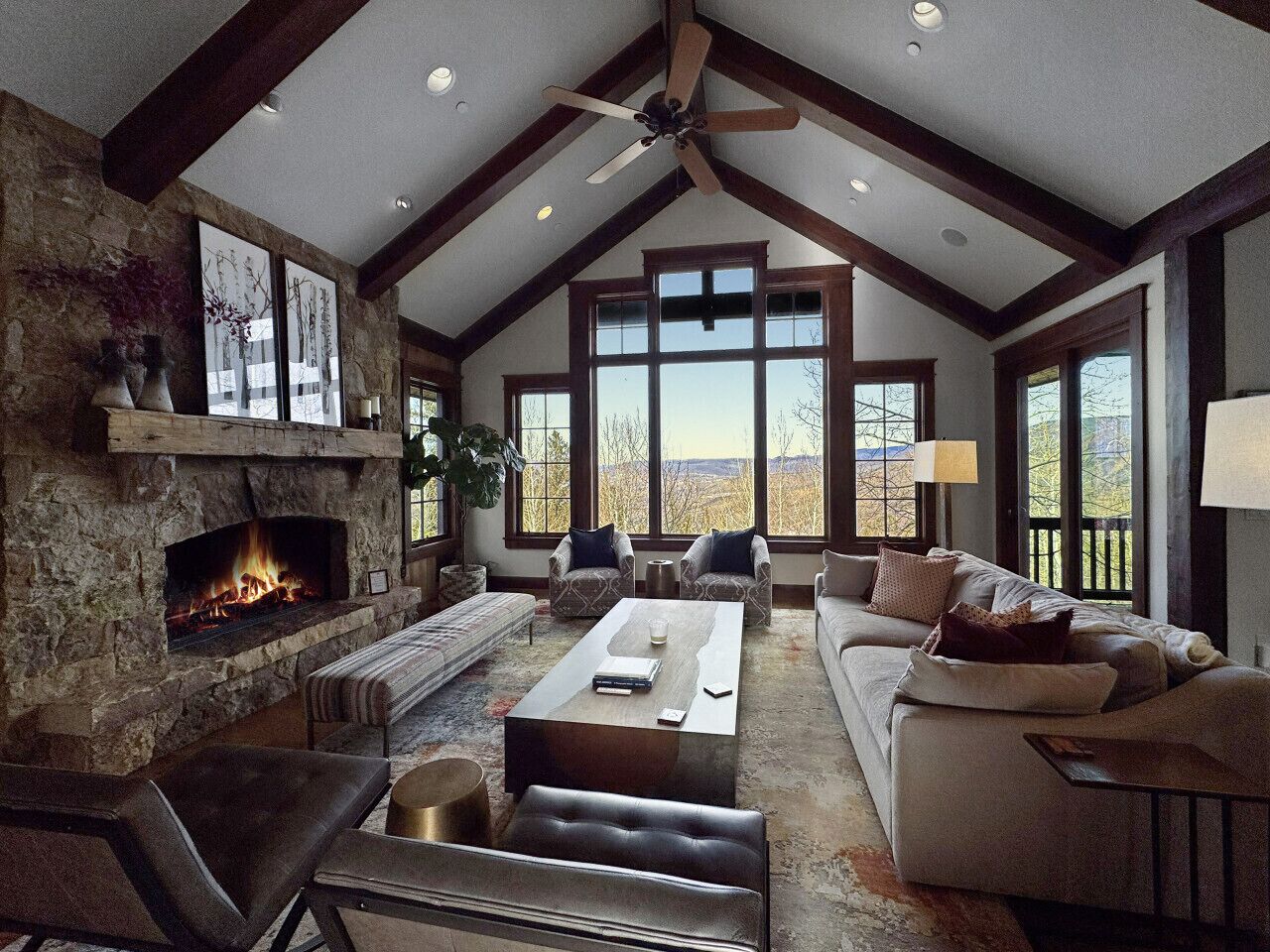 Smart-TV, Kamin, Tischfußball, Arbeitsbereiche