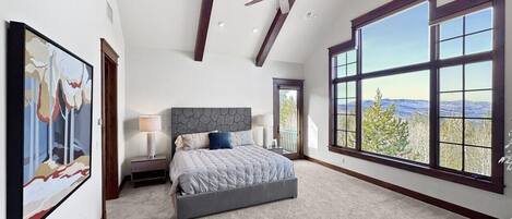 4 bedrooms, desk, iron/ironing board, free WiFi