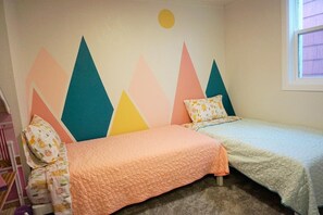 WiFi, bed sheets - Family-friendly 3-bedroom cozy bungalow- 10 mins to the Lake and 25 to Ski Area (Anaconda)