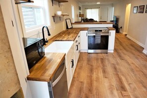 Private kitchen - Family-friendly 3-bedroom cozy bungalow- 10 mins to the Lake and 25 to Ski Area (Anaconda)