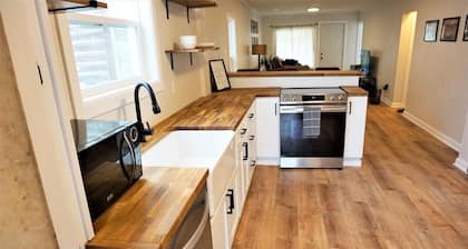 Family-friendly 3-bedroom cozy bungalow- 10 mins to the Lake and 25 to Ski Area