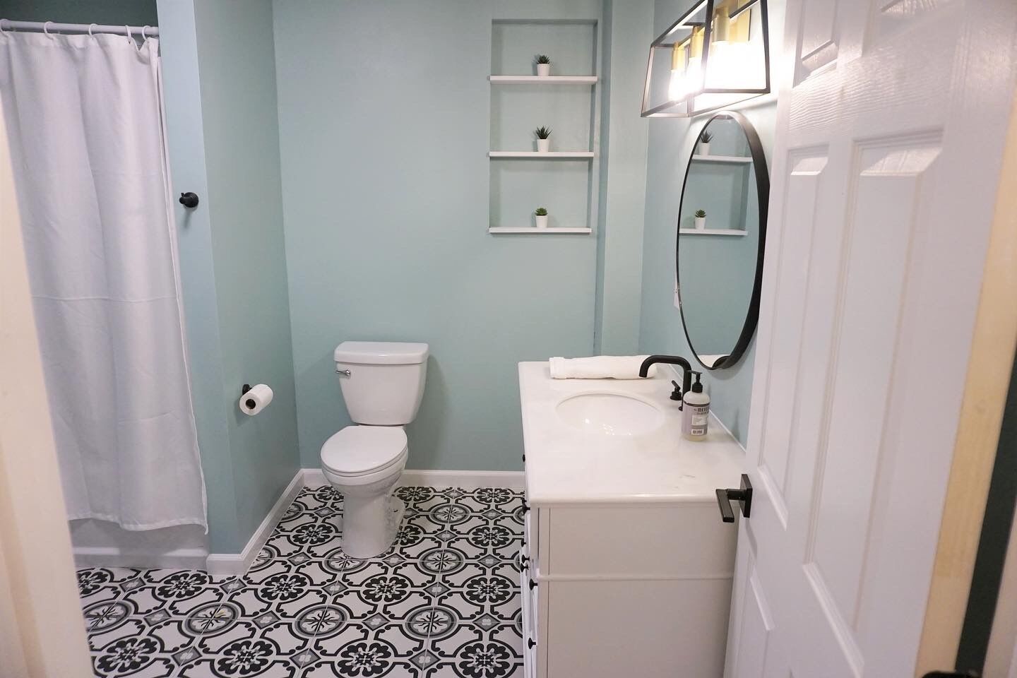 Hårføner, håndklær, såpe og toalettpapir