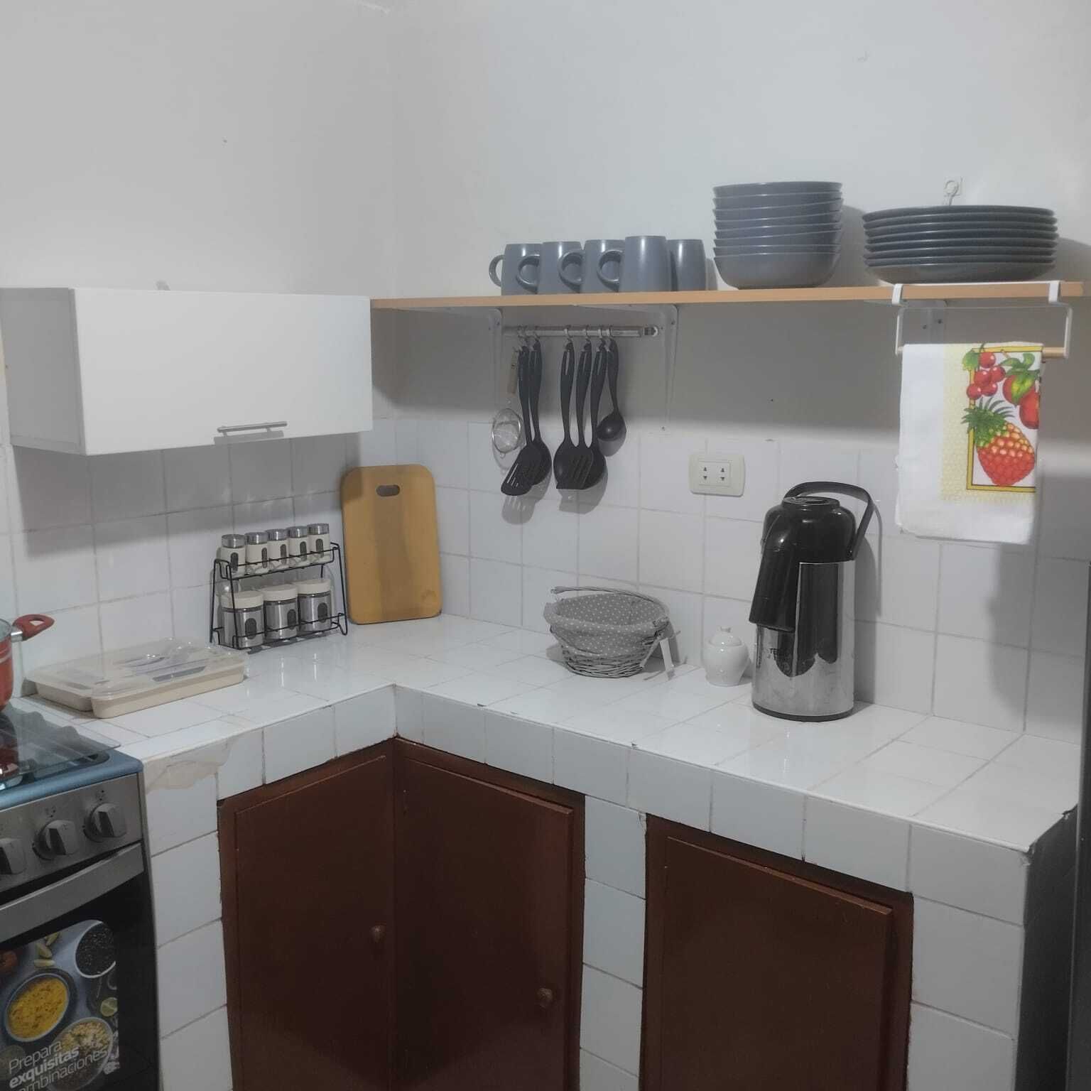 Microondas, lavavajillas, cafetera y tetera y utensilios de cocina 