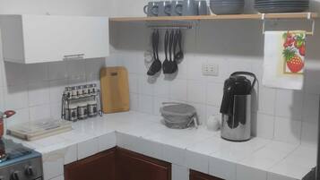 Micro-ondes, lave-vaisselle, cafetiĂšre/bouilloire