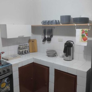 Mikrowelle, Geschirrspüler, Wasserkocher mit Kaffee-/Teezubehör