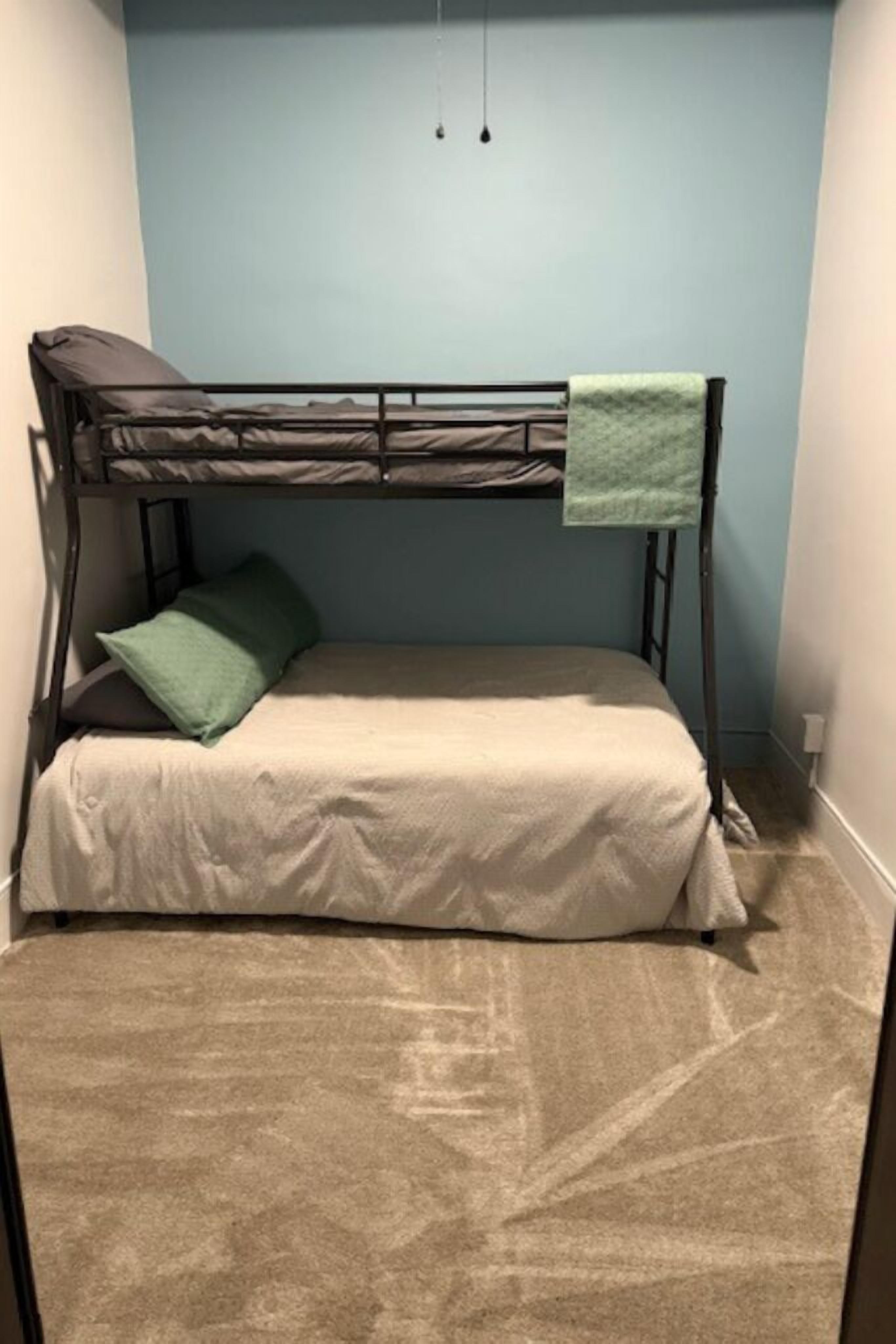 2 habitaciones, tabla de planchar con plancha, wifi y ropa de cama 