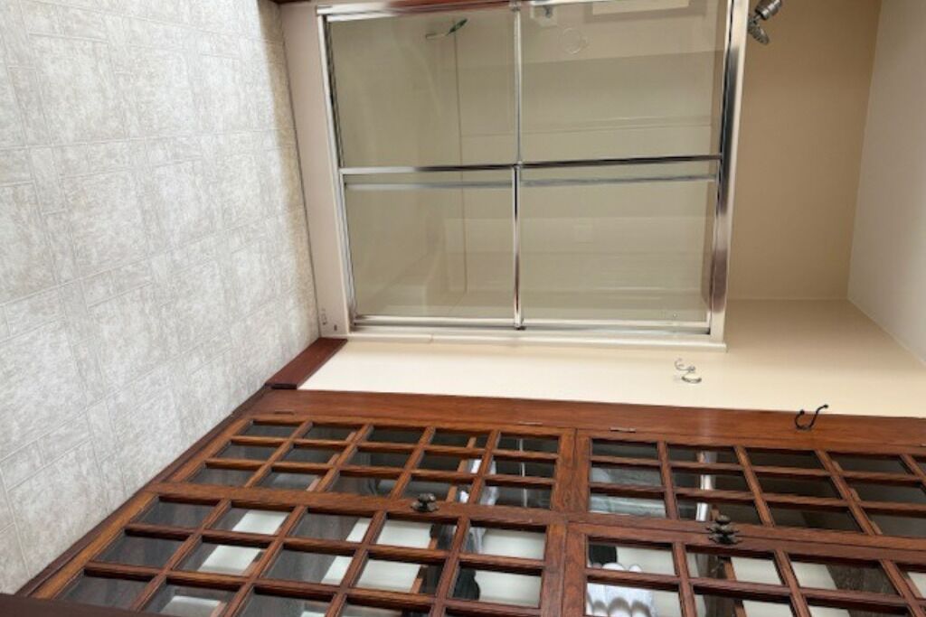 Suihku, hiustenkuivaaja, pyyhkeet, saippua