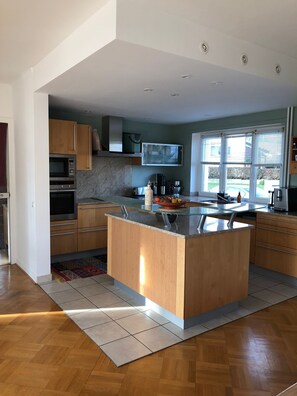 Microwave, oven, stovetop, dishwasher - Charming Alsatian house - Panoramic view, Wine Route & Christmas Markets (Molsheim)