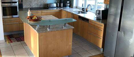 Microonde, forno, piano cottura, lavastoviglie