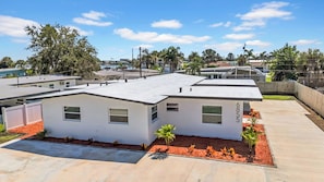 Property grounds - 2-bedroom +bonus room bungalow in charming St. Pete Beach with AC (St. Pete Beach)