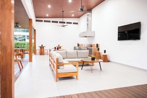 TV - Brand New 3BR, in Gated Community w/ Private Pool in Jaco (Jacó)