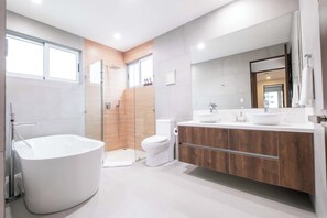 Shower, towels, soap, toilet paper - Brand New 3BR, in Gated Community w/ Private Pool in Jaco (Jacó)